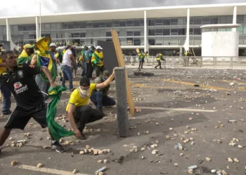 mandados de prisão, foragidos, atos, golpistas;