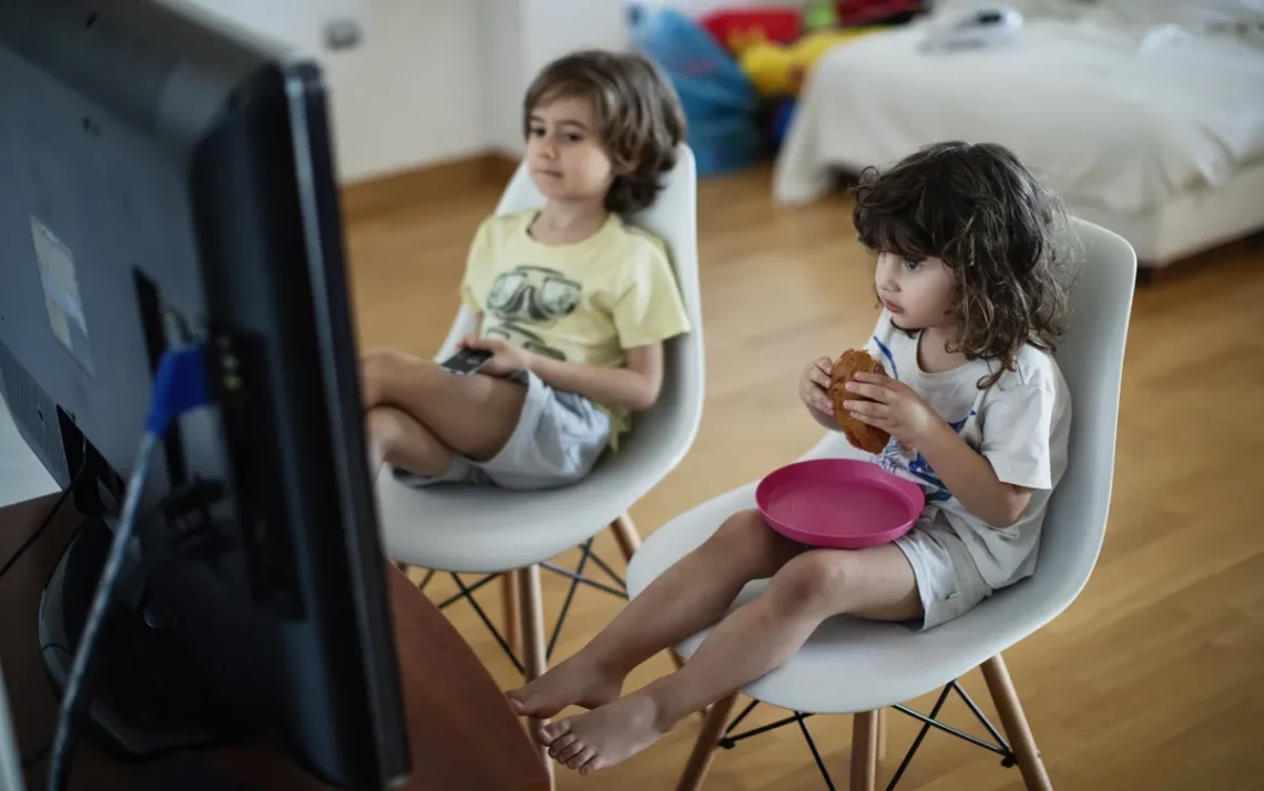 alimentar, em_frente, à_televisão;