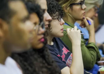 capacitação, treinamento, educação;