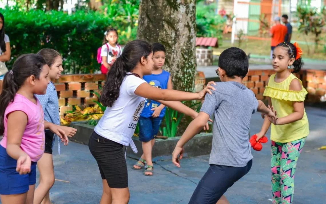 exercício físico, prática física, prática esportiva, movimento corporal;