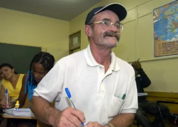 iniciativa, adesão, educação, de jovens, e adultos;