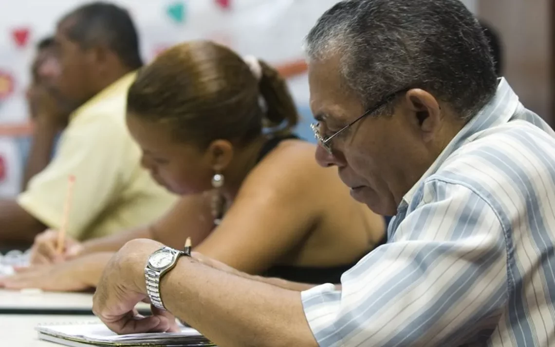 Pacto, Nacional pela Superação do Analfabetismo, Qualificação da Educação de Jovens e Adultos, EJA;