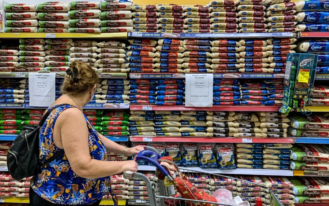 conjunto de alimentos básicos, alimentos essenciais;